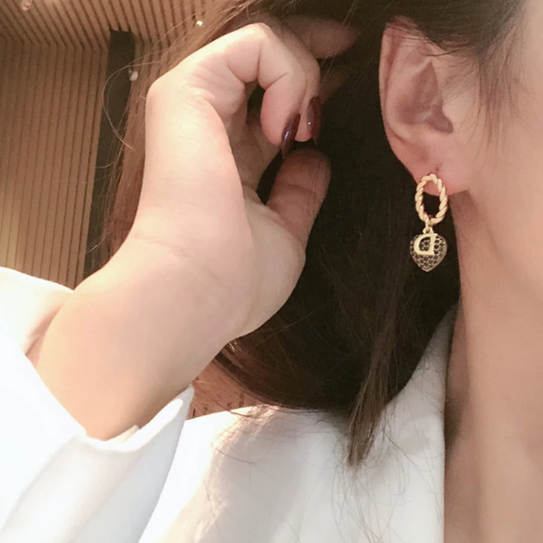 2023 New Heart Shaped Earrings Fashion Golden Earrings D Letter Zircon Heart Shaped Pendant Retro Versatile Women's Jewelry